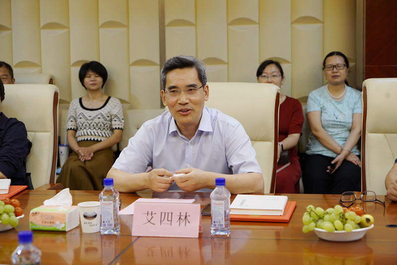 清华大学艾四林和北京大学康沛竹教授 莅临Beat365中文官方网站指导(图7)