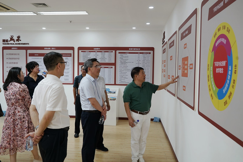 清华大学艾四林和北京大学康沛竹教授 莅临Beat365中文官方网站指导(图2)