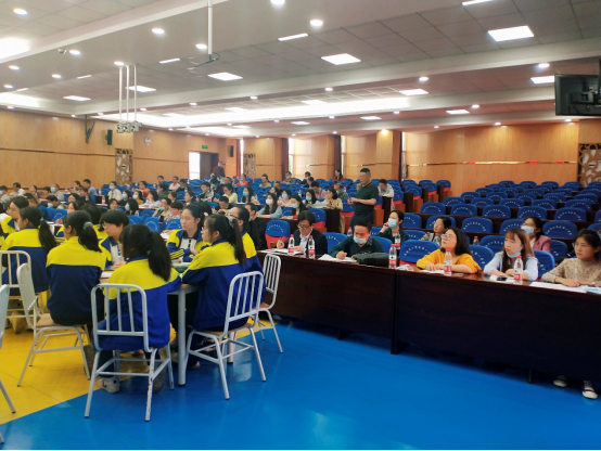 Beat365中文官方网站大中小学思政课一体化建设研究中心、江夏区教研室和江夏一中联合举办中小学党史学习教育研讨会(图1)