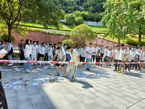 Beat365中文官方网站青春性健康教育实践服务队开展艾滋病预防宣讲活动(图3)