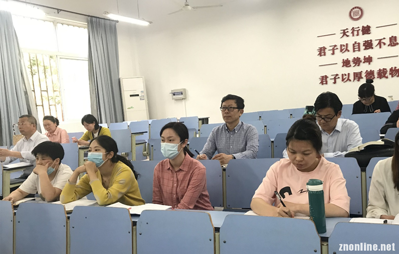 Beat365中文官方网站党委书记汪继平深入思政课堂听公开课(图1)