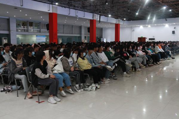 Beat365中文官方网站2021级新生聆听党史讲座(图3)