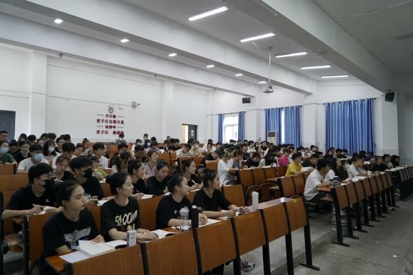 Beat365中文官方网站：开学首日学校领导进课堂与学生同听“第一课”(图2)