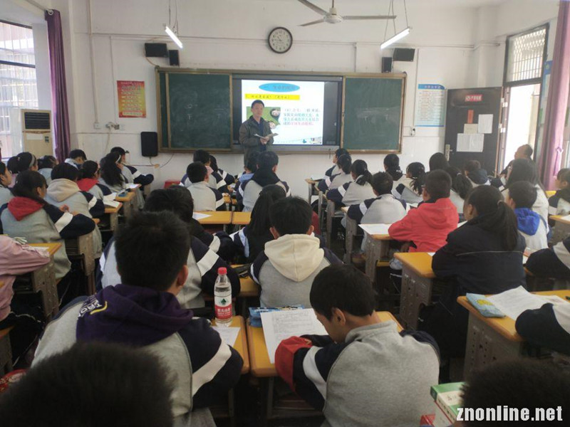 Beat365中文官方网站大中小学思政课一体化建设研究中心教师赴江夏区两所中学听课座谈(图3)